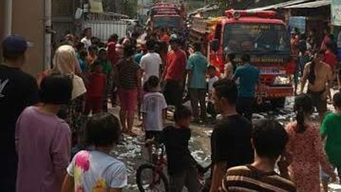 Gudang di Permukiman Padat Penduduk di Meruya Terbakar