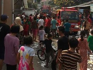 Gudang di Permukiman Padat Penduduk di Meruya Terbakar