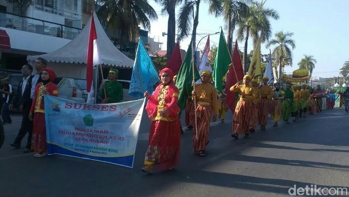 Din dan Gubernur Sulsel Lepas Pawai Taaruf Muktamar Muhammadiyah