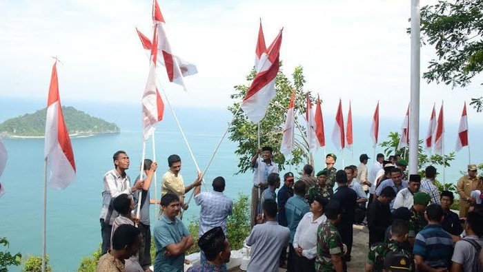 TNI dan Warga Aceh Jaya Kibarkan 2.500 Bendera Merah Putih