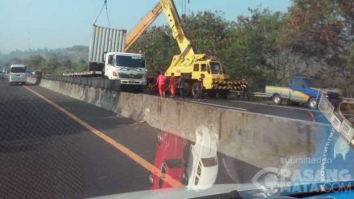 Truk Kontainer Kecelakaan di Tol Purbaleunyi, Arah Jakarta Macet 2 Km
