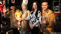 Wajah imut Arumi Bachsin memang masih pantas jadi ABG. Menikah muda, paras bule baby face istri Emil Dardak kayaknya bakal nggak lekang dimakan waktu nantinya. Foto: Rachman Haryanto