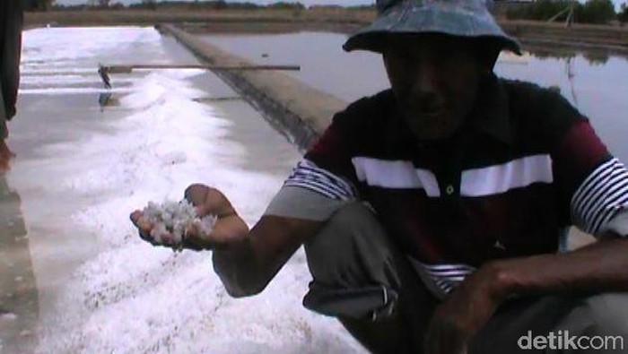 Harga Garam Anjlok Imbas Abu Vulkanik Raung di Probolinggo