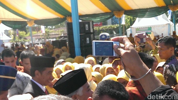 Usai Pembukaan, Jokowi Salami Muktamirin Muhammadiyah dan Aisyiyah