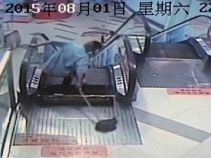 Terjepit Eskalator, Kaki Pria Shanghai Diamputasi