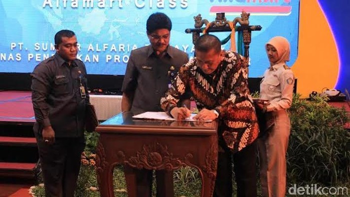 Gubernur Jawa Timur MoU Alfamart Class