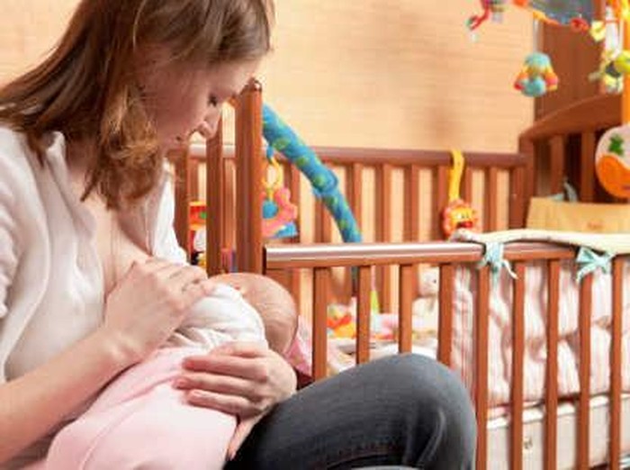 Ilustrasi ibu menyusui dengan payudara kiri/Foto: thinkstock Ilustrasi ibu menyusui dengan payudara kiri/Foto: thinkstock