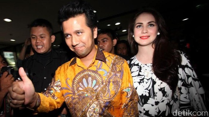 Maju Calon Bupati, Suami Arumi Bachsin Sambangi Kantor KPU RI