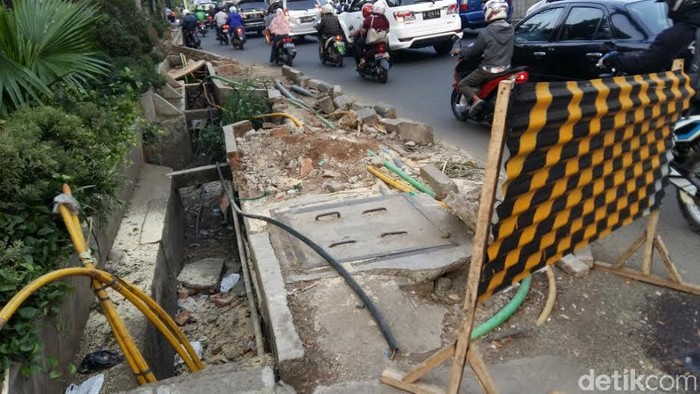 Trotoar di Depan Mal Citos Mangkrak Tak Diperbaiki, Kabel-kabel Berserakan
