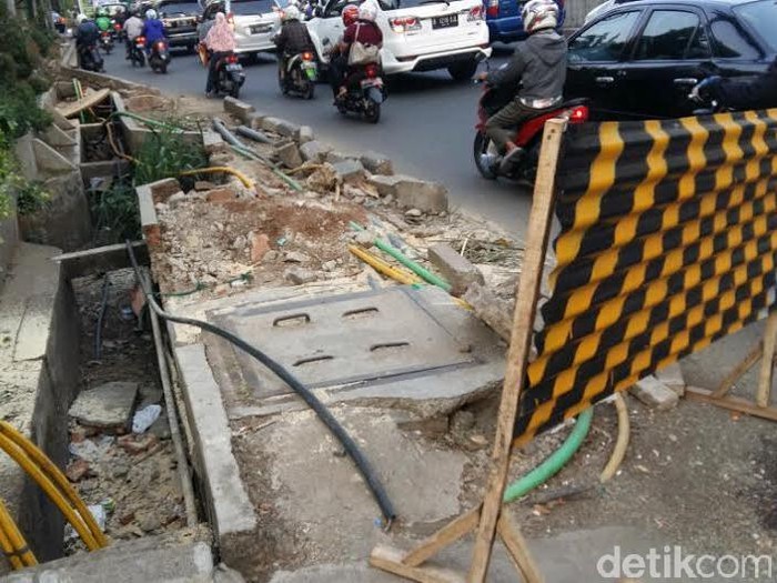 Perlunya Trotoar di Jalan Raya Pekayon