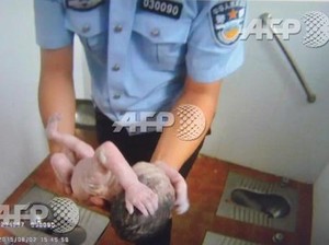 Duh! Bayi Baru Lahir Dibuang di Toilet Umum Beijing