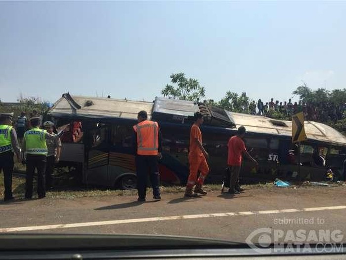 Bus Terperosok Parit di KM 88 Tol Purbaleunyi, Lalin Tersendat