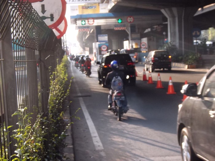 Motor Masuk Tol Tanpa Pembatas Jalan, Sama Saja dengan Jalan Raya