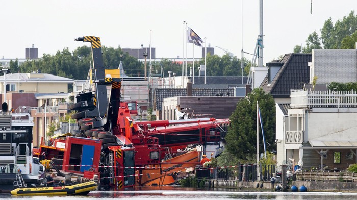 Crane Raksasa Timpa Rumah Warga di Belanda, 20 Orang Terluka
