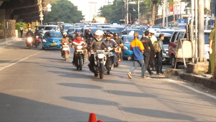 Digratiskan Masuk Tol JORR di Citos, Banyak Pemotor Pilih Jalur Biasa