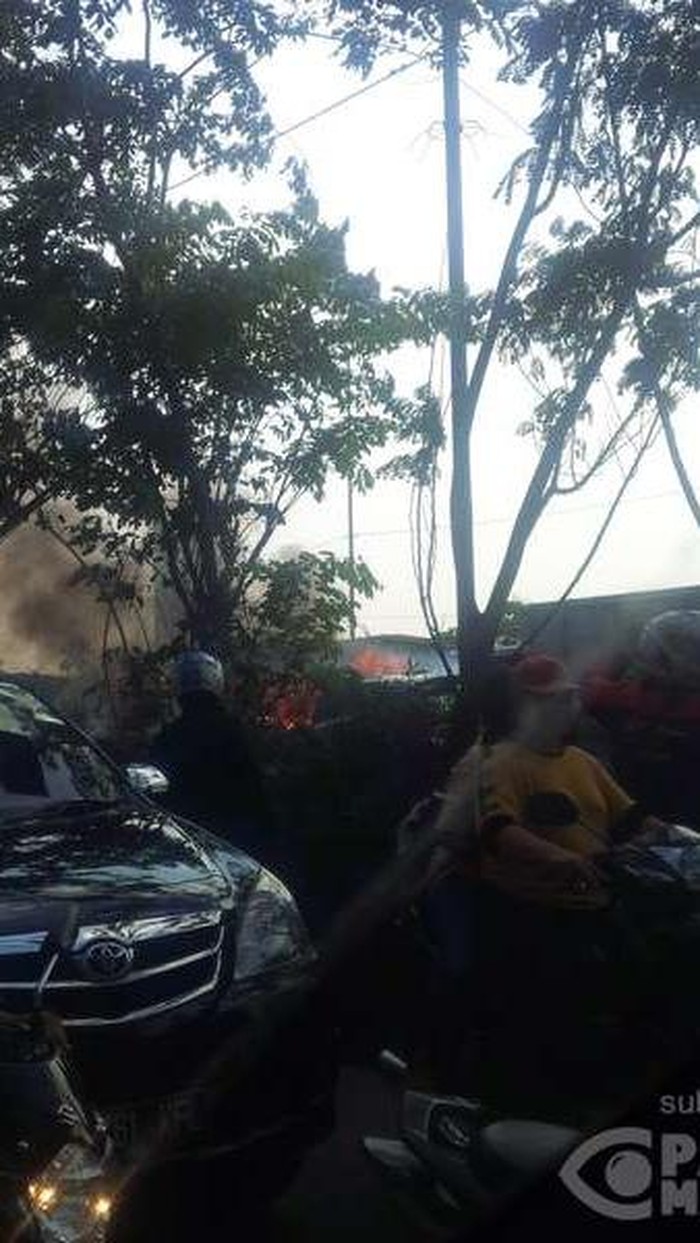 Mobil Terbakar di KM 10 Tol Cikunir, Lalin Tersendat