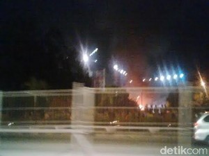 Api Masih Besar, Kebakaran Permukiman Dekat Pasar Gembrong Jadi Tontonan