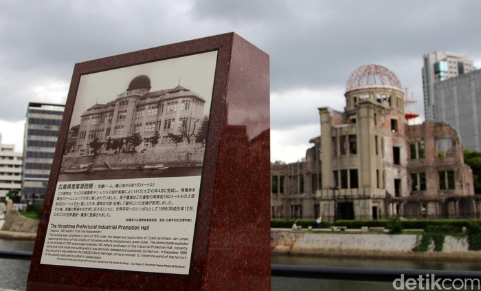 Berkunjung ke Taman Perdamaian Hiroshima Untuk mengingatkan masyarakat Jepang dan dunia mengenai betapa mengerikannya bom atom, Jepang membangun Hiroshima Peace Memorial Park (Taman Monumen Perdamaian Hiroshima). Di Museum ini Anda bisa melihat bagaimana proses pemilihan Hiroshima sebagai target ledakan bom atom oleh AS, situasi di Hiroshima sebelum dan sesudah ledakan maha dahsyat, kondisi gedung-gedung saat terkena bom, dan penderitaan para korban. Dadan Kuswaraharja/detikcom. File/detikFoto.