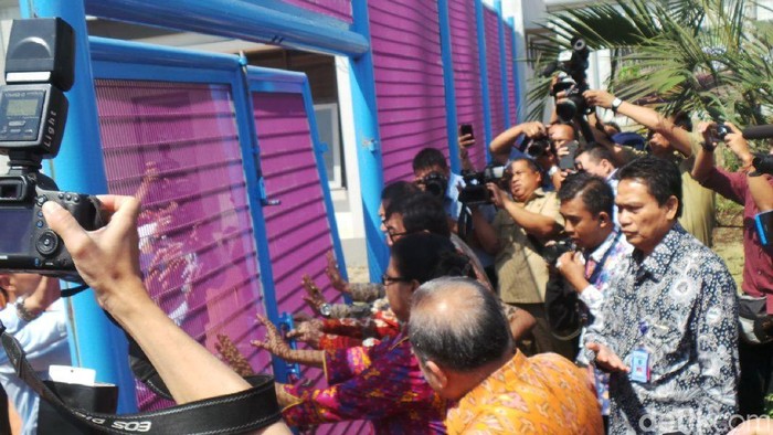 Bruk! Menkum HAM Robohkan Pagar LP Anak Bandung sebagai Tanda Peresmian LPKA