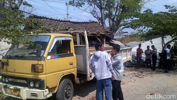 Truk Berjalan Mundur, Dua Warung Hancur dan Seorang Nenek Luka