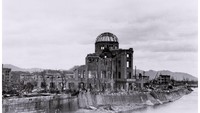 Bagian Taman Monumen Perdamaian Hiroshima di bawah. Atas adalah momen setelah ledakan atom (Foto: Reuters)