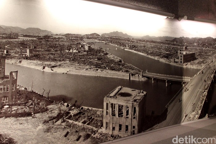 Untuk mengingatkan masyarakat Jepang dan dunia mengenai betapa mengerikannya bom atom, Jepang membangun Hiroshima Peace Memorial Park (Taman Monumen Perdamaian Hiroshima). Di Museum ini Anda bisa melihat bagaimana proses pemilihan Hiroshima sebagai target ledakan bom atom oleh AS, situasi di Hiroshima sebelum dan sesudah ledakan maha dahsyat, kondisi gedung-gedung saat terkena bom, dan penderitaan para korban. Dadan Kuswaraharja/detikcom. File/detikFoto.