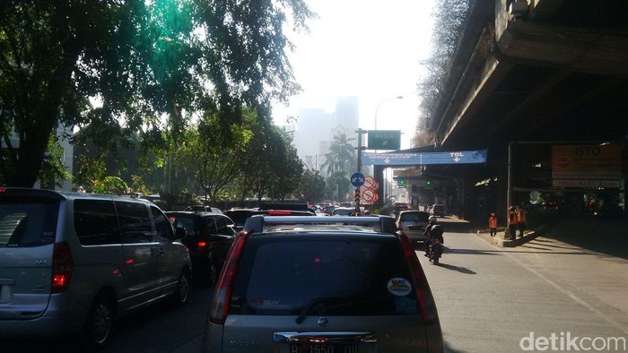 Motor Gratis Masuk Tol JORR Depan Citos, Lalin Padat