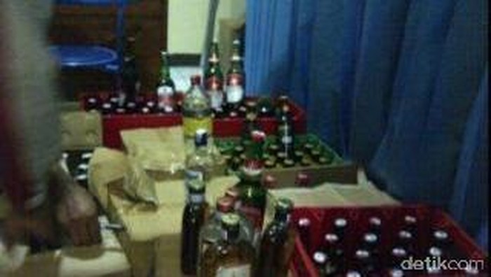 Ratusan Botol Miras Berbagai Merek dan Pemilik Karaoke Diamankan