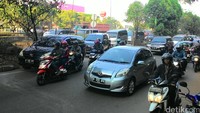 Kendaraan, baik roda 4 maupun roda 2, diizinkan masuk tol JORR sisi paling kiri dari Gerbang Tol Fatmawati arah Jakarta. Kendaraan itu akan melewati gerbang tol transaksi, kemudian berjalan di sisi paling kiri yang dibatasi pembatas jalan plastik agar kendaraan tak masuk ke Tol JORR. Foto: Rini Friastuti