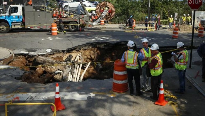 Lubang Menganga Tiba-tiba Muncul di Jalanan New York