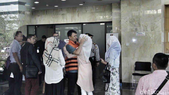 3 Putri Sambut Gubernur Gatot di KPK, Istri Pertama Tak Ada