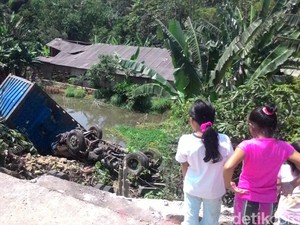 Truk Kontainer Tabrak Nenek Pejalan Kaki di Bogor, Lalu Terjun ke Jurang