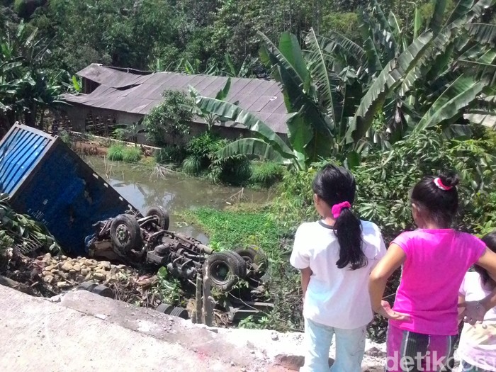 Truk Kontainer Tabrak Nenek Pejalan Kaki di Bogor, Lalu Terjun ke Jurang