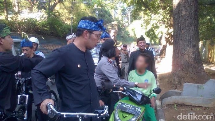 Ridwan Kamil Pergoki anak SD Naik Motor ke Jalan Raya