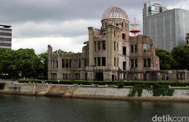 Untuk mengingatkan masyarakat Jepang dan dunia mengenai betapa mengerikannya bom atom, Jepang membangun Hiroshima Peace Memorial Park (Taman Monumen Perdamaian Hiroshima). Di Museum ini Anda bisa melihat bagaimana proses pemilihan Hiroshima sebagai target ledakan bom atom oleh AS, situasi di Hiroshima sebelum dan sesudah ledakan maha dahsyat, kondisi gedung-gedung saat terkena bom, dan penderitaan para korban. Dadan Kuswaraharja/detikcom. File/detikFoto.
