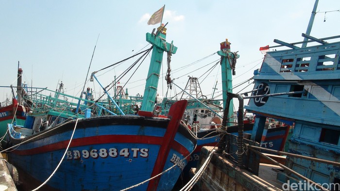 Beroperasi Malam Hari, 10 Kapal Ikan Vietnam Ditangkap KKP