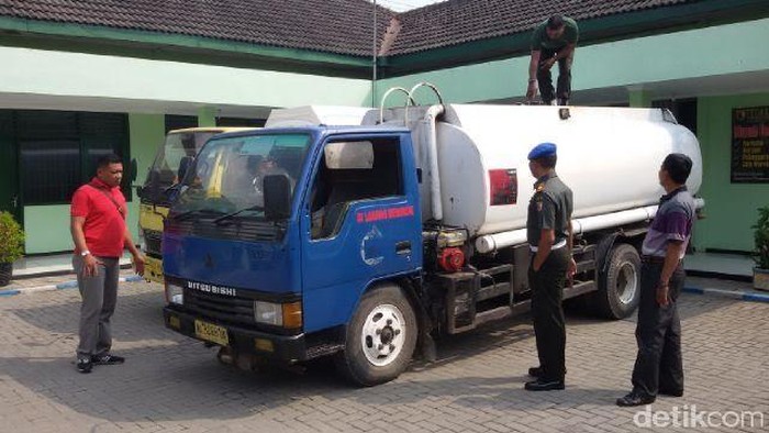 2 Mobil Tangki Berisi 16 Ribu Solar Diamankan TNI