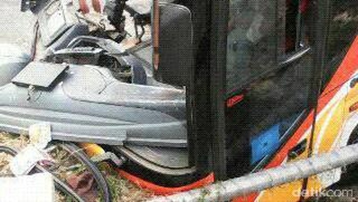 Bus Putra Mas Tabrakan dengan Truk, Enam Orang Luka