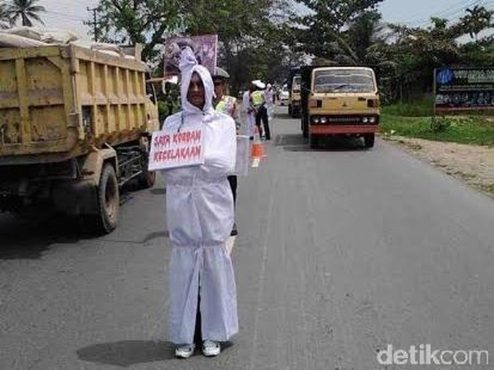 Unik, di Kalbar Pocong Gentayangan di Jalan Ingatkan Pengendara