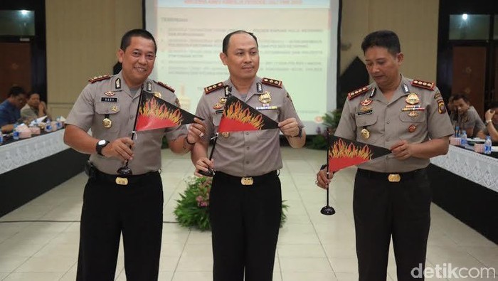 Priiit! 3 Kapolres di Kalbar ini Diberi Bendera Api