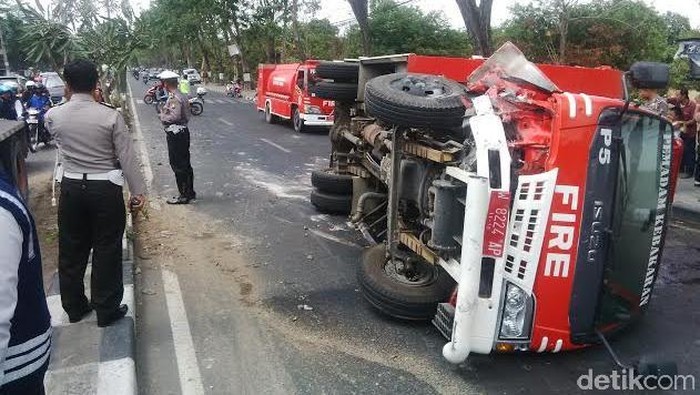 Mobil PMK Terguling Saat akan Melakukan Pemadaman