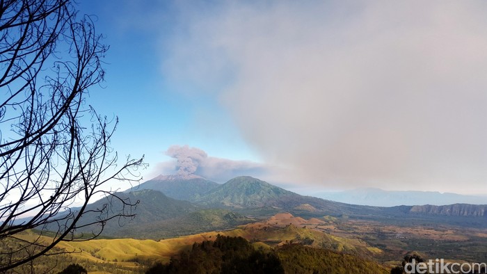 Kembang-kempis Aktivitas Raung Meredam Potensi Letusan Besar