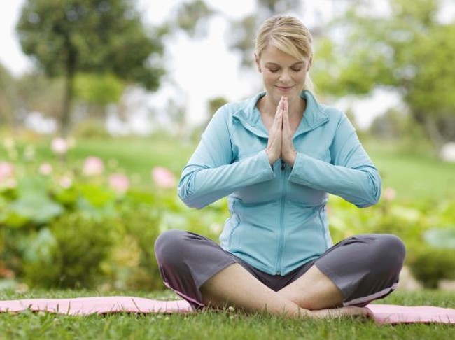 Ilustrasi seorang wanita tengah melakukan yoga