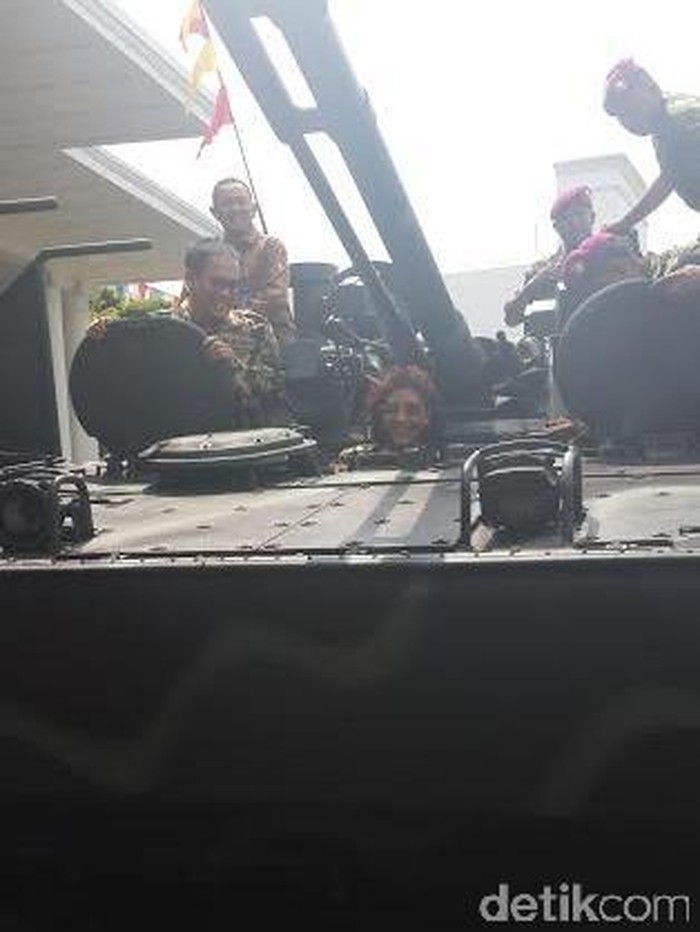 Kerennya, Menteri Susi Saat Mengendarai Tank Amfibi Impian