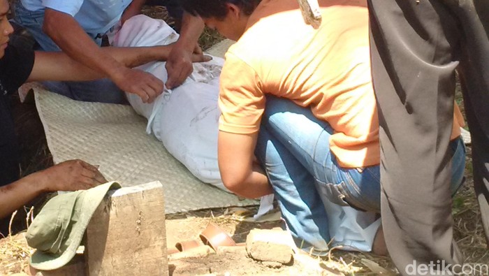 Kuburan Dibongkar, Keluarga Histeris: Jenazah Rian Masih Utuh