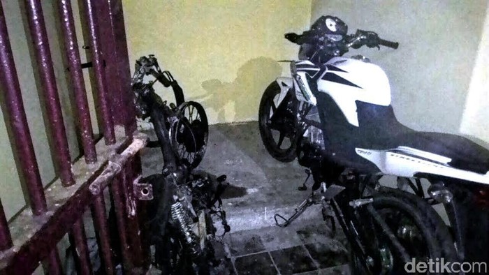 Diduga Pelaku Curanmor Dua Pemuda Dihajar Massa, Motornya Dibakar