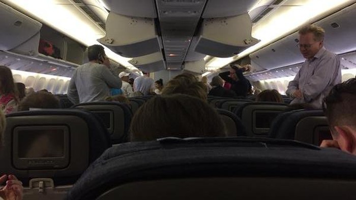 Ada Percikan Api, United Airlines Mendarat Darurat di London