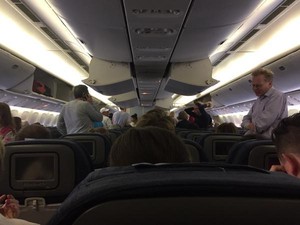 Ada Percikan Api, United Airlines Mendarat Darurat di London