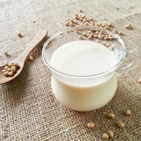 Brand Soo Ae juga tak kalah inovatif. Soo Ae mengeluarkan sleeping mask dengan kandungan susu keledai. Seperti dikutip dari Soompi, susu keledai punya manfaat anti penuaan karena kandungan vitamin C yang tinggi, protein juga asam lemak. Foto: Getty Images