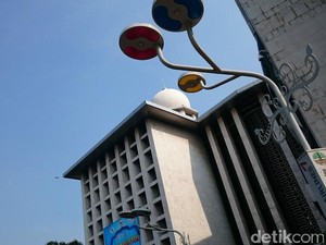 Lampu Tenaga Surya Percantik Restorasi Ciliwung di Masjid Istiqlal